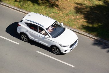 OSTRAVA, CZECHIA - 6 Ağustos 2024: Beyaz Çin MG Z geçişi, hareket bulanıklığı etkisi