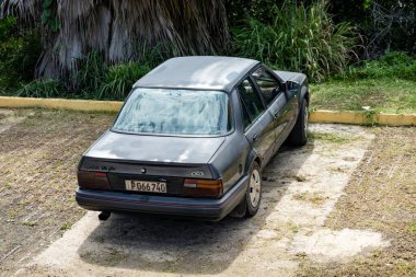 VARADERO, CUBA - 30 Ağustos 2023: Ford Orion 1.6i Ghia sedan 'ın Küba' daki arka manzarası
