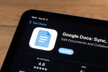 OSTRAVA, CZECHIA - SEPTEMBER 24, 2024: iOS akıllı telefon üzerinde Google Docs mobil uygulaması olan uygulama mağazası