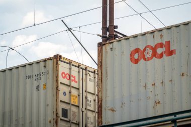 HAVIROV, CZECHIA - 21 Eylül 2022: OOCL Konteynırı (Orient Overseas Container Line Limited) şirketi