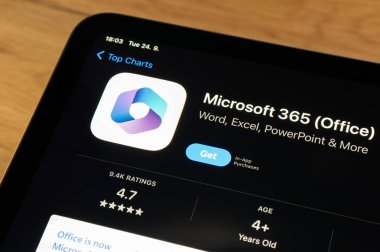 OSTRAVA, CZECHIA - 24 Eylül 2024: Microsoft 365 Office mobil verimlilik uygulaması olan uygulama mağazası