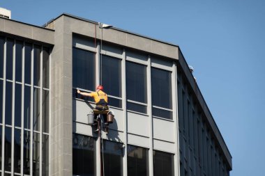 OSTRAVA, CZECHIA - 28 EYLÜL 2023: İp camlarında asılı duran işçiler