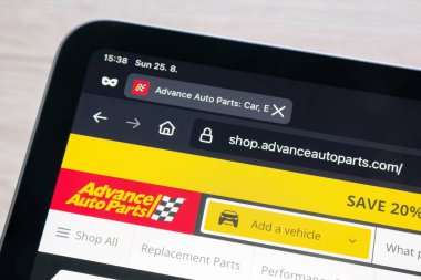 OSTRAVA, CZECHIA - 25 Ağustos 2024: İleri Otomobil Parça Şirketi 'nin web sitesi arabalar için yedek parça sunuyor