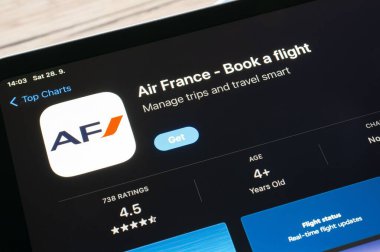 OSTRAVA, CZECHIA - 28 Eylül 2024: Air France Airlines mobil seyahat uygulamalı uygulama