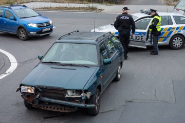 FRYDEK-MISTEK, CZECH REPUBLIC - 1 HAZİRAN 2016: Skoda Felicia Combi 'nin arabası hafif tren kazasında hasar gördü, polis CR soruşturması