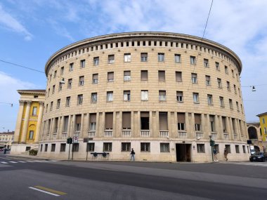 VERONA, İtalya - 28 Ekim 2024: Yuvarlak Palazzo Barbieri Sarayı Verona, İtalya