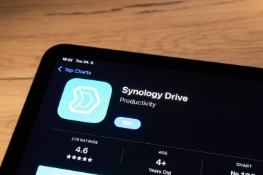 OSTRAVA, CZECHIA - 24 Eylül 2024: Synology Drive mobil bulut ve NAS depolama uygulaması Apple aygıtına yüklenmek üzere uygulama mağazası