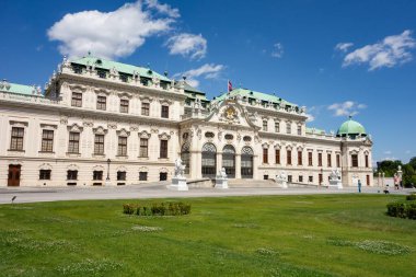 VIENNA, AUSTRIA - 29 Temmuz 2021: Viyana, Avusturya 'da Belvedere şatosu güneşli yaz günlerinde turistlerle