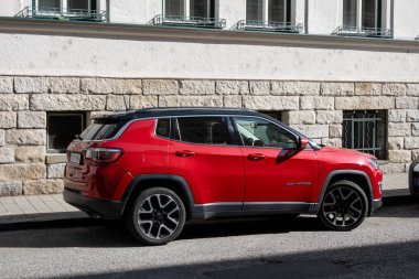 OSTRAVA, CZECHIA - 5 Ekim 2023: Kırmızı Jeep Pusula Limited SUV aracı