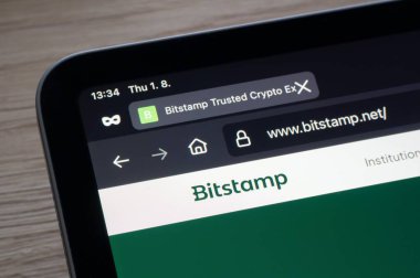 OSTRAVA, CZECHIA - 1 Ağustos 2024: Şifreleme ve depolama kripto para birimleri için Bitstamp şifreli mobil takas web sitesi