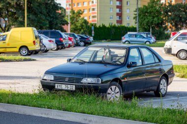 HAVIROV, CZECHIA - 2 Ağustos 2016: Eski Peugeot 405 Fransız arabası sokağa park edildi