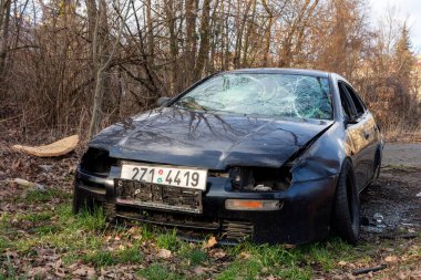 OSTRAVA, CZECHIA - 4 Mart 2020: Mazda 323F BA coupe aracı arızalı 