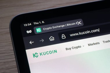 OSTRAVA, CZECHIA - 1 AĞUSTOS 2024: Şifreleme ve depolama kripto para birimleri için KuCoin şifreli mobil takas sitesi