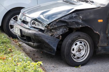 HAVIROV, CZECH REPUBLIC - 5 Ekim 2023: Kırık far ve Çek Skoda Felicia arabasının trafik kazası sonrası tamponu