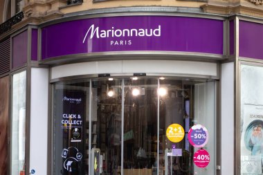 VIENNA, AUSTRIA - 28 Temmuz 2021 Marionnaud Paris kozmetik mağazası parfüm satışı 