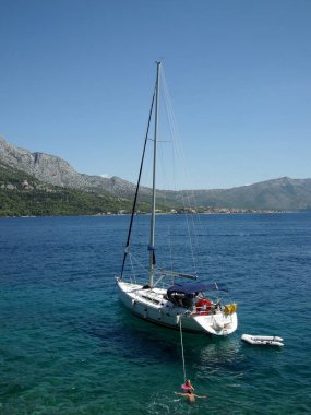 OMIS, CROATIA - 17 Eylül 2010: Hırvat kıyı bölgesinde küçük beyaz tekne