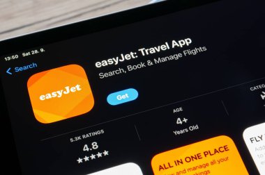 OSTRAVA, CZECHIA - 28 Eylül 2024: Easy Jet Airlines mobil seyahat uygulamalı uygulama