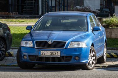OSTRAVA, CZECH REPUBLIC - Eylül 28, 2023: Mavi spor Skoda Octavia RS arabası, kaldırma sürümünde ikinci nesil