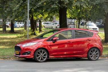 OSTRAVA, CZECHIA - 4 Ekim 2023: Ford Fiesta 6. nesil ST-Line arabası caddeye park edilmiş kırmızı renkli yüz gerdirme