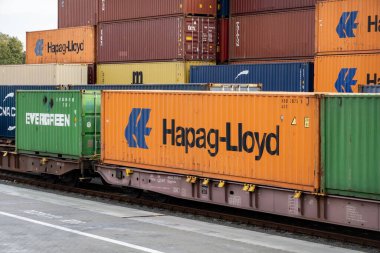 SeNOV, CZECHIA - 11 Ekim 2023. Hapag-Lloyd ve Evergreen konteynır vagonları terminalde