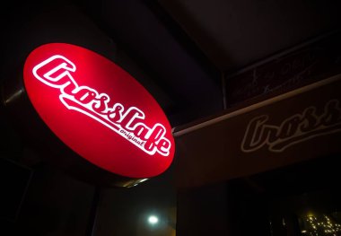 HAVIROV, CZECHIA - 30 Kasım 2023: Crosscafe kafeteryasının geceleri yuvarlak logolu vitrini