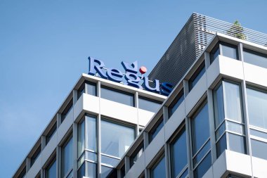 OSTRAVA, CZECHIA - 28 EYLÜL 2023: Sanal ofisler sağlayan Regus şirketinin bayrağı