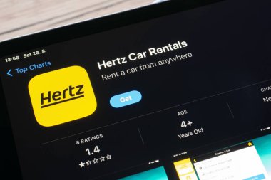 OSTRAVA, CZECHIA - SEPTEMBER 28, 2024: Hertz car kiralama şirketinin mobil uygulaması