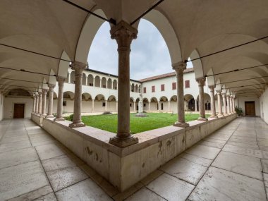 Verona, İtalya 'daki Convento di San Bernardino avlusunda.