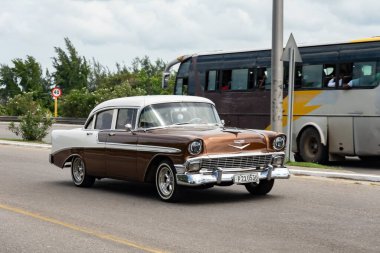 VARADERO, CUBA - 30 AĞUSTOS 2023: Chevrolet Bel Air 1956 Varadero, Küba sokaklarında çift renkli klasik araba