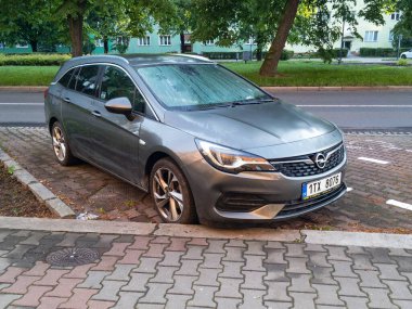 OSTRAVA, CZECHIA - 6 Mayıs 2024: Opel Astra K (B16) Spor Tourer 'ın arazi arabası