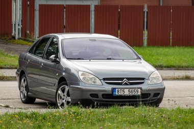 HAVIROV, CZECHIA - 14 Eylül 2023 Gri Fransız Citroen C5 bar arabası sokağa park edildi