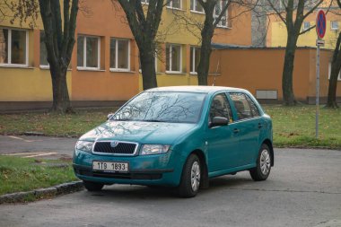 OSTRAVA, CZECH Cumhuriyet - 20 Kasım 2019: Yeşil Çek Skoda Fabia Klasik hatchback arabası sokağa park edildi
