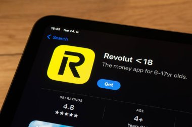 OSTRAVA, CZECHIA - 24 Eylül 2024: Girişimciler için 18 uygulama altında yepyeni Revolut uygulamalı uygulama mağazası