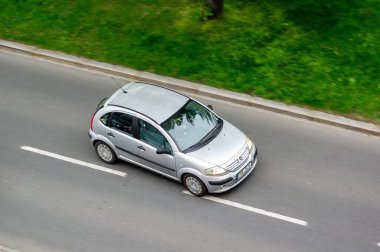 OSTRAVA, CZECHIA - 10 Nisan 2024: Hareket bulanıklığı efektli Silver Citroen C3 kompakt Fransız arabası