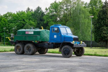 OSTRAVA, CZECHIA - 1 Mayıs 2014: Mavi efsanevi Çek Praga V3S kanalizasyon kamyonu park etti