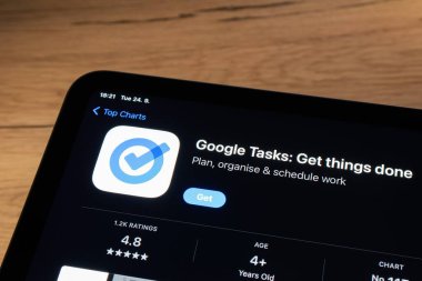 OSTRAVA, CZECHIA - 24 Eylül 2024: Apple aygıtına yüklenecek Google Görevleri mobil uygulaması olan uygulama mağazası