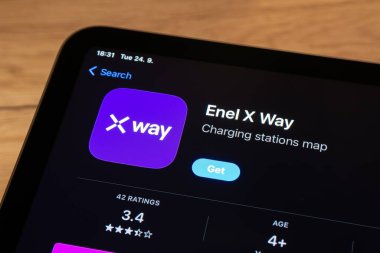 OSTRAVA, CZECHIA EPTEMBER 24, 2024: Enel X Way mobil uygulamalı uygulama kurulacak ve elektrikli arabaları şarj edilecek