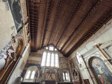 VERONA, İtalya - 28 Ekim 2024: Pencereli, San Fermo Maggiore katedralinin ahşap tavanının geniş açılı görünümü