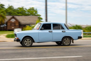 VARADERO, CUBA - 30 AĞUSTOS 2023: Küba 'da mavi yüzlü Moskvitch 2140 (1500) Rus arabası, hareket bulanıklığı etkisi