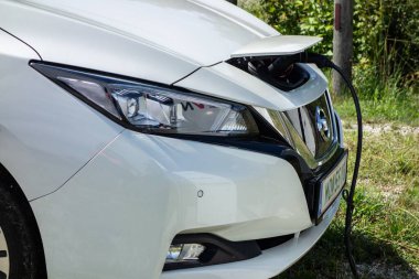 GRAFENEGG, KAMP, AUSTRIA - 1 Ağustos 2021: Nissan Leaf elektrikli araba yavaş AC şarj cihazıyla şarj ediliyor