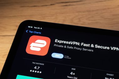 OSTRAVA, CZECHIA - 24 Eylül 2024: Ekspres VPN güvenlik mobil uygulaması yüklenecek uygulama mağazası