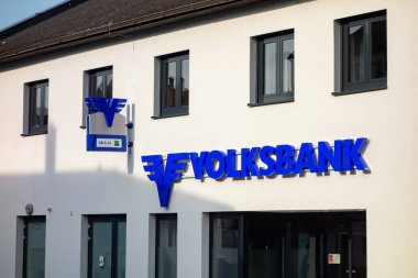 MELK, AUSTRIA - 30 Temmuz 2021: Avusturyalı Volksbank Bankasının Mavi Sancaklı Ofisi