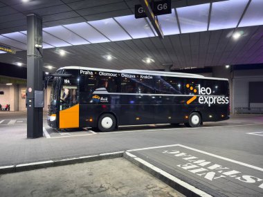 KRAKOW, POLAND - 26 Ekim 2024: Krakow MDA ana otobüs durağındaki Leo Express taşımacılık şirketinin Setra S415 GT-HD otobüsünün yan görüntüsü