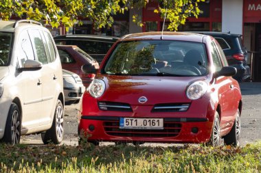 OSTRAVA, CZECHIA - 29 Eylül 2023: Caddeye park edilmiş küçük kırmızı Nissan Micra March arabası