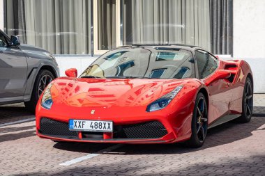 OSTRAVA, CZECHIA - SEPTEMBER 28, 2023: Kırmızı Ferrari 488 (Tip F142M) coupe ihracat aracı sokağa park edildi
