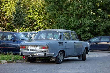HAVIROV, CZECH Cumhuriyet - 2 AĞUSTOS 2016: 1970 'lerden kalma yaşlı gri Çek Skoda 100 arabası sokağa park edildi