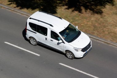 OSTRAVA, CZECHIA - 13 Ağustos 2024: Dacia Dokker 1. nesil minibüs veya hareket bulanıklığı etkisi olan yolcu vagonu