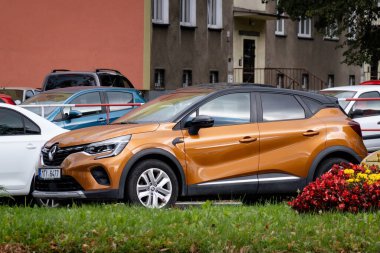 HAVIROV, CZECHIA - 6 EKİM 2023: Orange Renault Captur II caddede park edilmiş küçük kompakt bir araç
