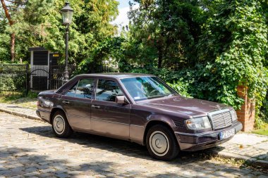 POZNAN, POLAND - 12 AĞUSTOS 2018: Mercedes-Benz E-Sınıfı turbo dizel araba, ilk efsanevi W124 nesli