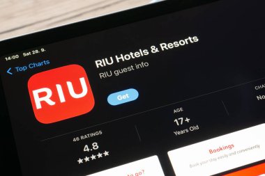 OSTRAVA, CZECHIA - 28 Eylül 2024: RIU Otelleri ve Resorts seyahat uygulaması olan uygulama mağazası